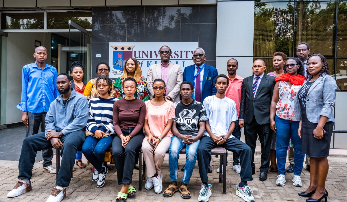 Prof Manasseh Nshuti, Chairman of the Board of Promoters and other officials pose for a photo with parents and students after a meeting on Friday, September 6. All photos by Craish Bahizi